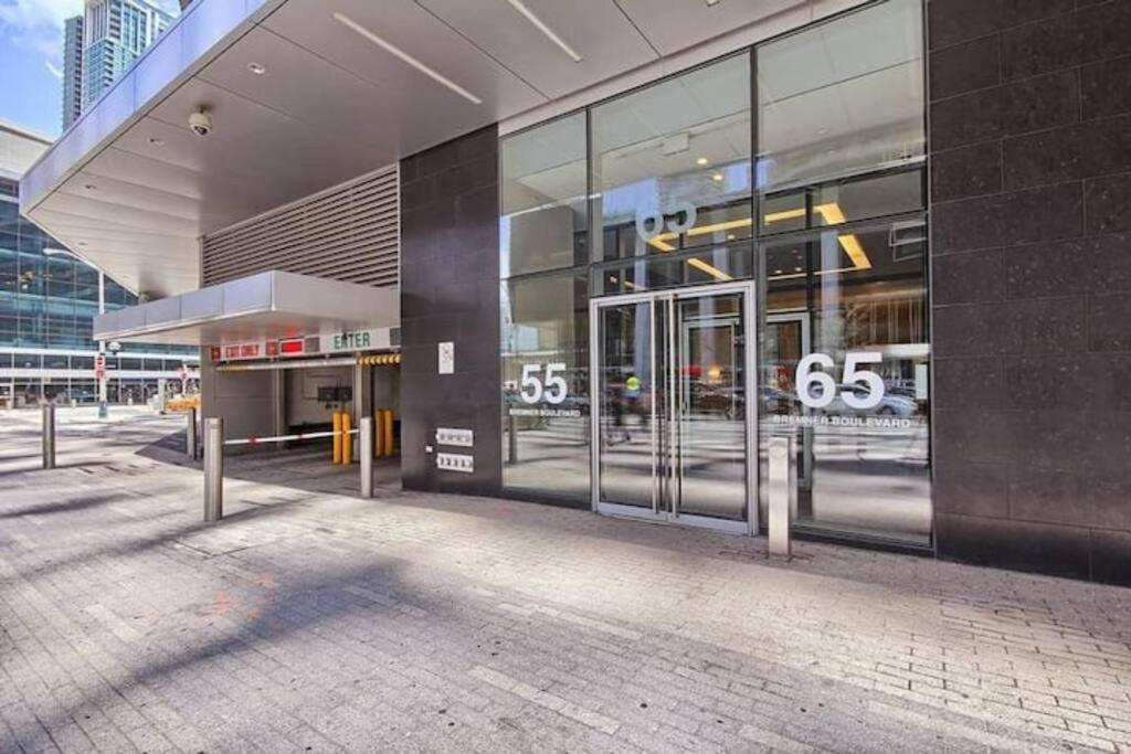 Prestigious 2-Bdrm Condo - Across From Scotiabank Arena Toronto Exterior foto