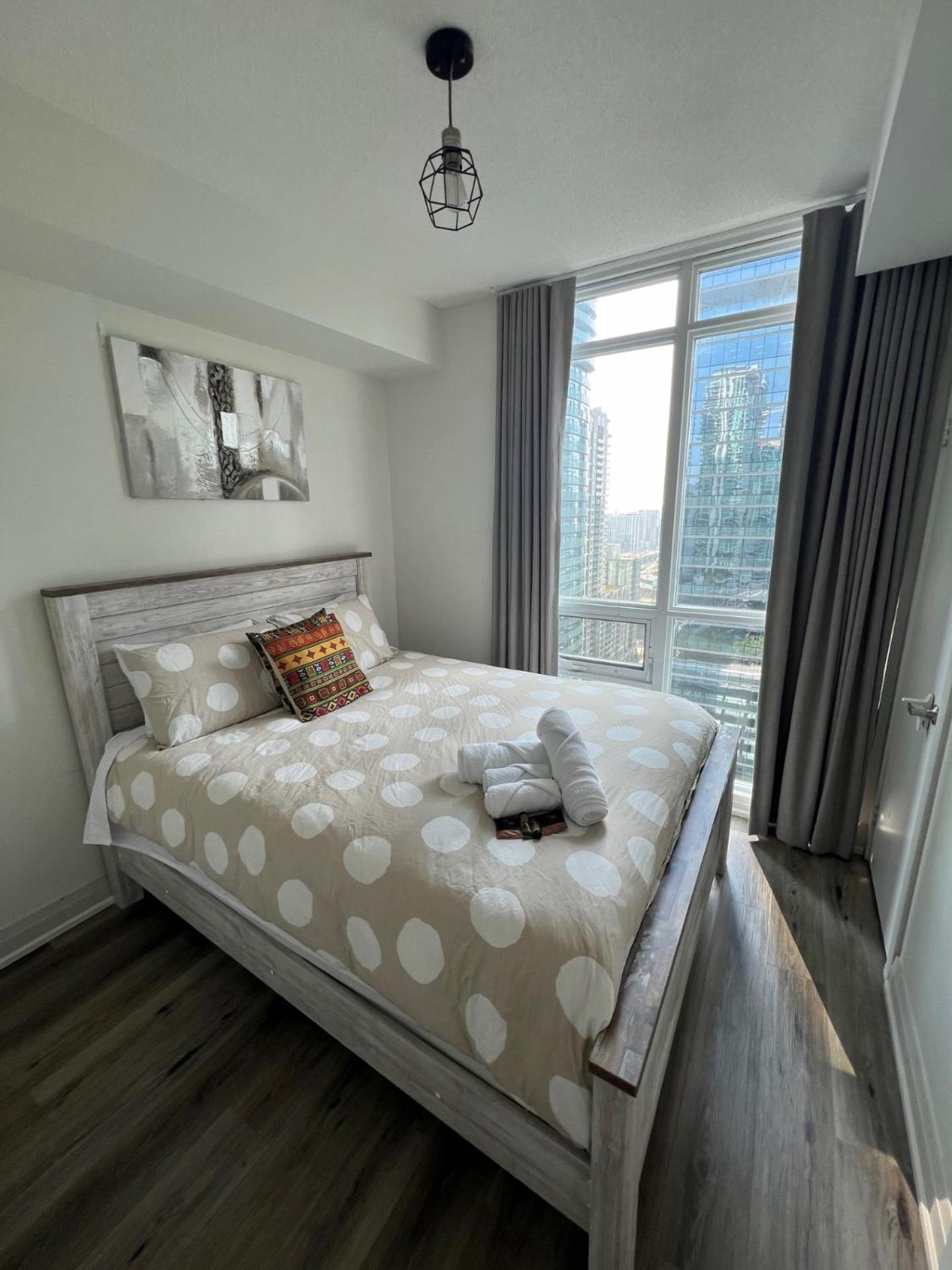 Prestigious 2-Bdrm Condo - Across From Scotiabank Arena Toronto Exterior foto